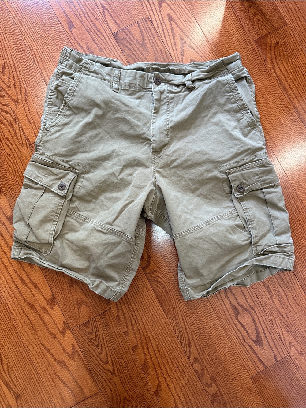 American Eagle Outfitters Men's Cargo Shorts in Olive